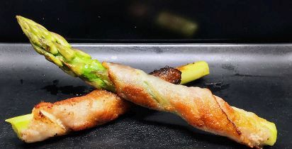 2 stuks asperge omwikkelt met bacon